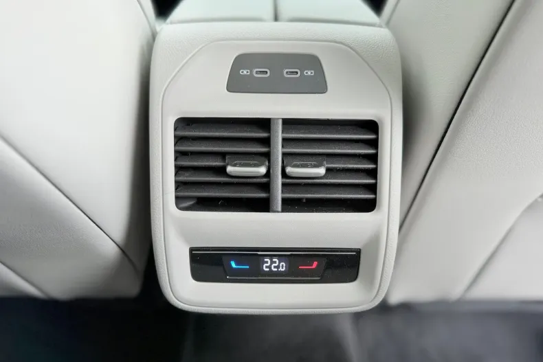 Volkswagen Passat din 2024 cu 11.000 km - oferta VOL136530 - foto 34