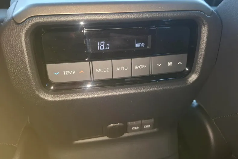 Toyota Land Cruiser 250 din 2024 cu 150 km - oferta TOY136576 - foto 31