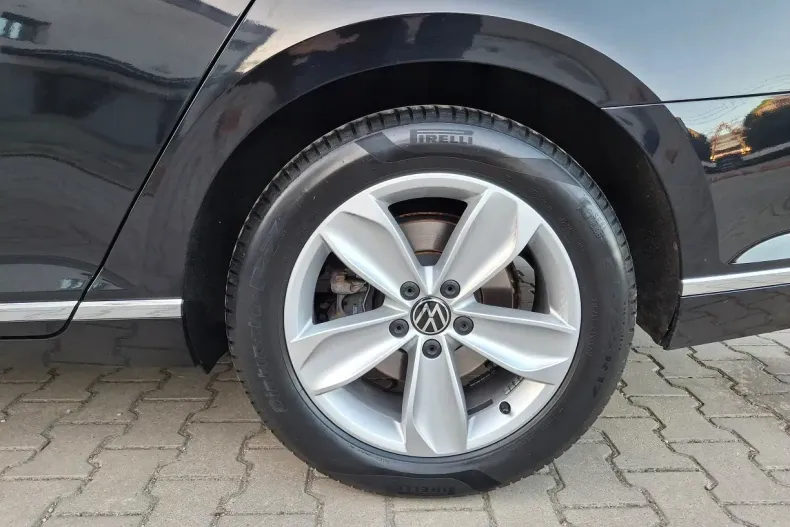 Volkswagen Passat din 2021 cu 102.891 km - oferta VOL136622 - foto 25