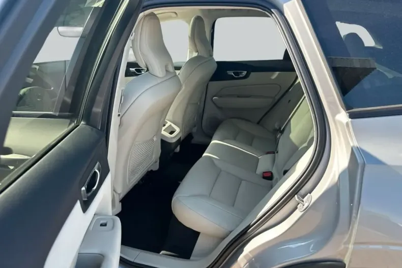 Volvo XC60 din 2024 cu 10.359 km - oferta VOL136762 - foto 10