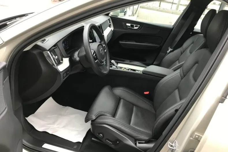 Volvo XC60 din 2021 cu 13.700 km - oferta VOL136897 - foto 8