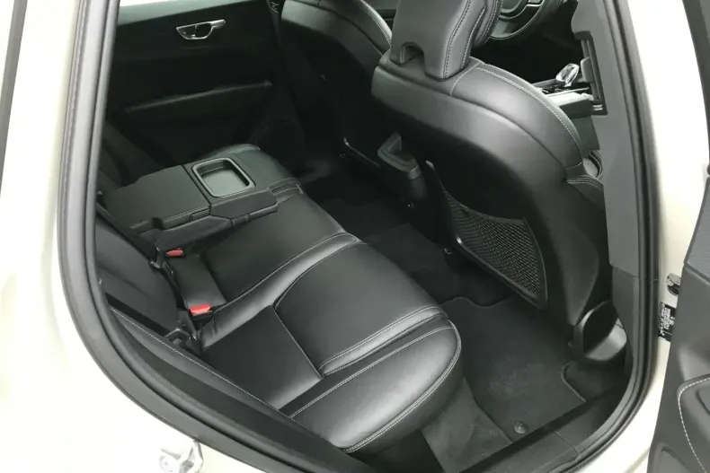 Volvo XC60 din 2021 cu 13.700 km - oferta VOL136897 - foto 13