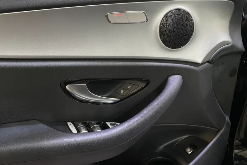 Mercedes-Benz E 220 din 2022 cu 82.488 km - oferta MER137203 - foto 11