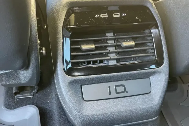 Volkswagen ID.4 din 2023 cu 9.192 km - oferta VOL137351 - foto 9