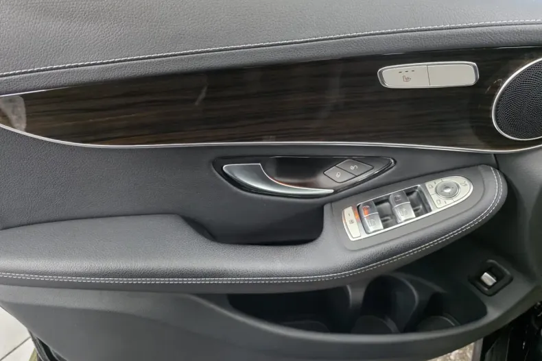 Mercedes-Benz GLC 220 din 2021 cu 56.933 km - oferta MER137495 - foto 2