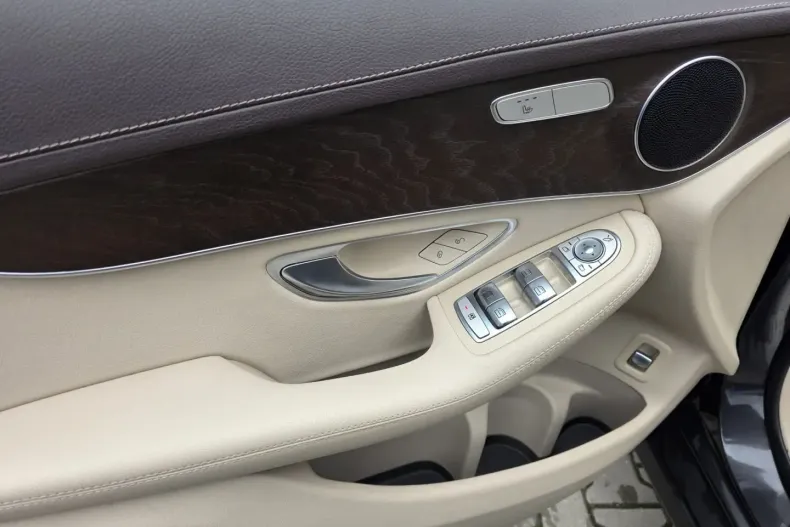 Mercedes-Benz GLC 220 din 2020 cu 42.131 km - oferta MER137497 - foto 2