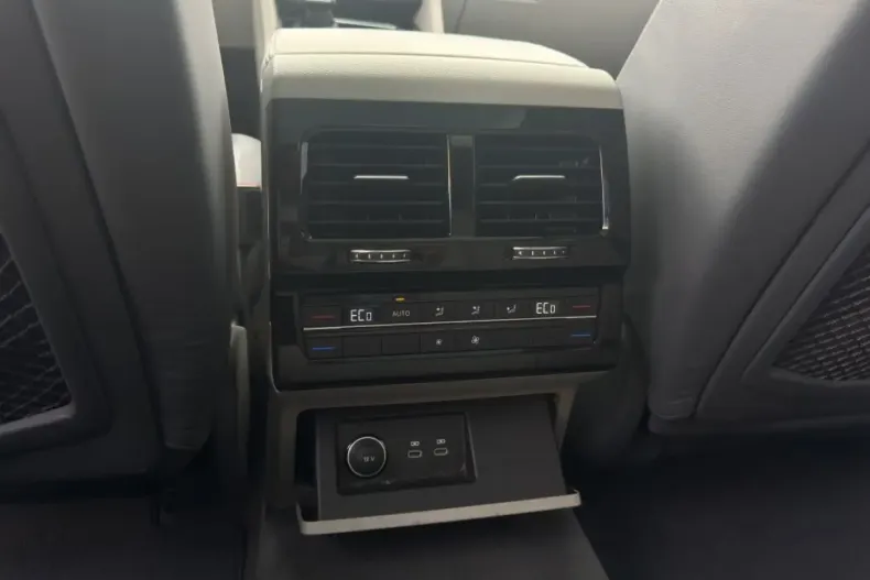 Volkswagen Touareg din 2022 cu 53.554 km - oferta VOL137557 - foto 27