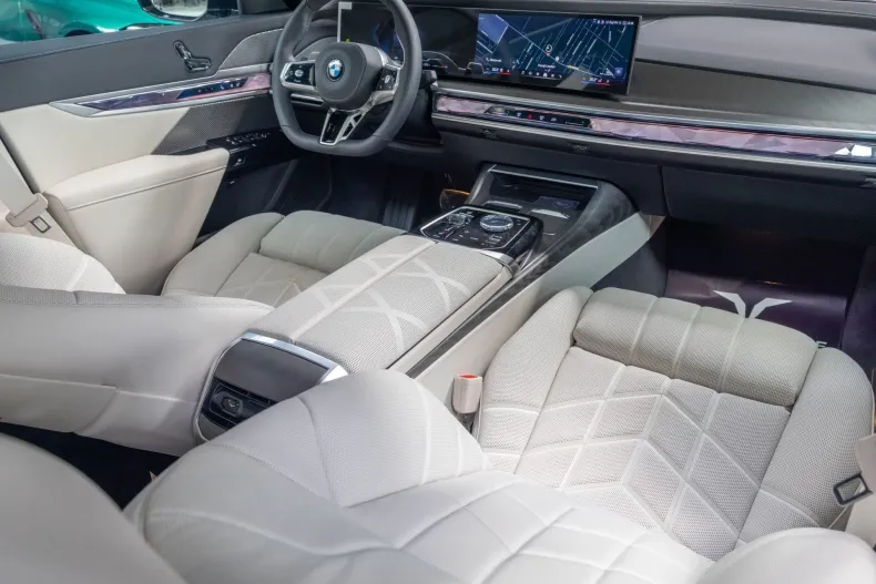 BMW Seria 7 din 2024 cu 17.887 km - oferta BMW138496 - foto 17