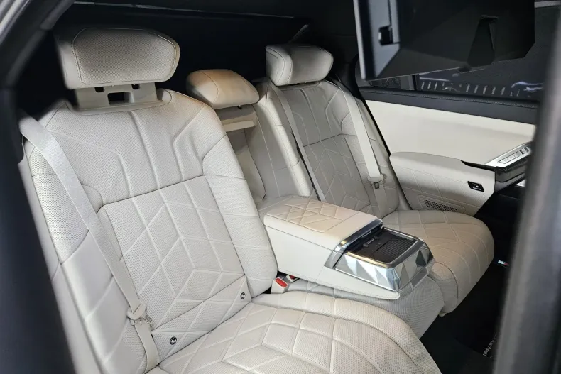 BMW Seria 7 din 2024 cu 6.800 km - oferta BMW138501 - foto 16