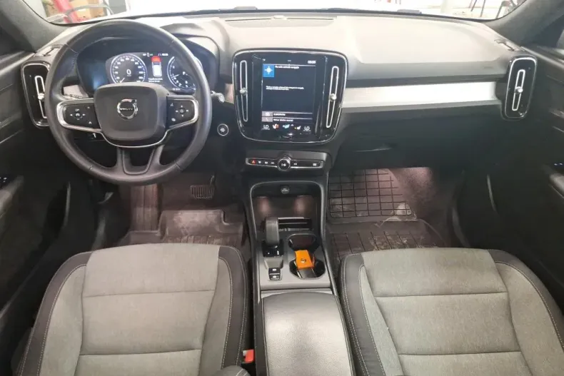 Volvo XC40 din 2021 cu 102.436 km - oferta VOL138523 - foto 3