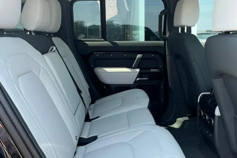 Land Rover Defender din 2024 cu 8.000 km - oferta LAN138893 - foto 10