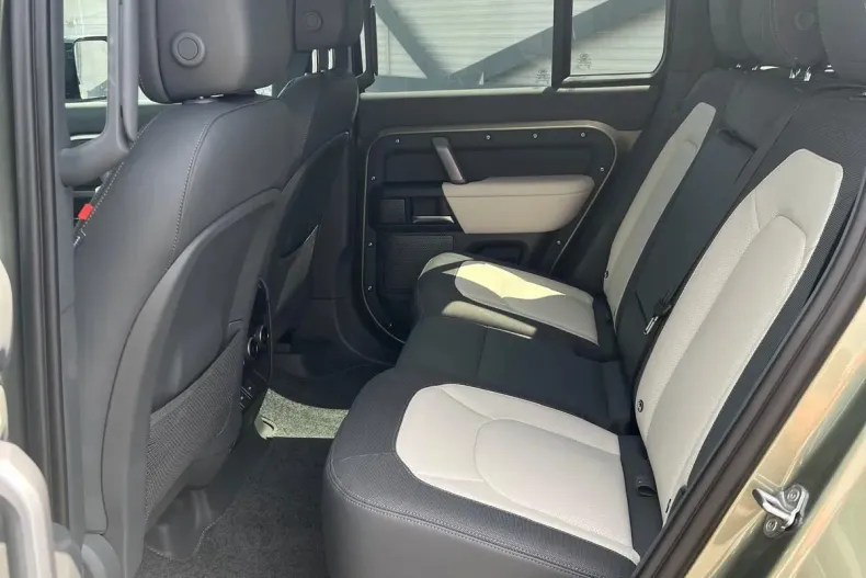 Land Rover Defender din 2023 cu 14.000 km - oferta LAN138900 - foto 3