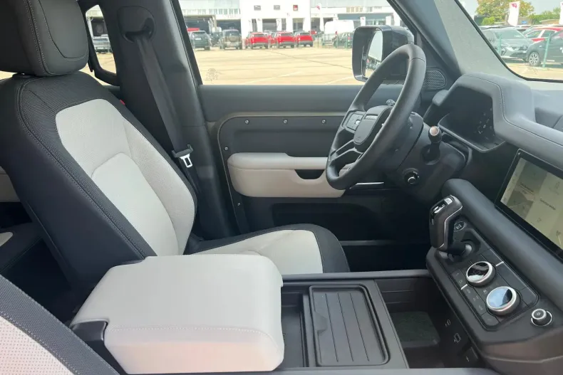 Land Rover Defender din 2023 cu 14.000 km - oferta LAN138900 - foto 5