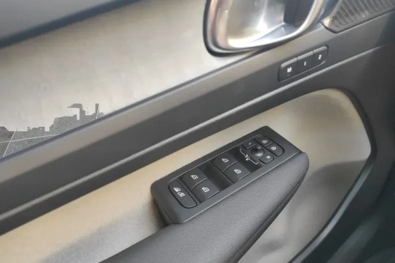 Volvo XC40 din 2025 cu 100 km - oferta VOL138939 - foto 14