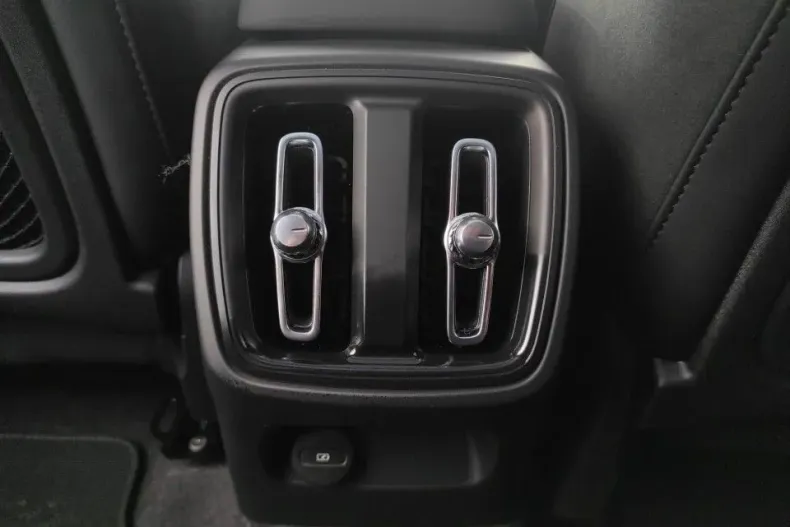 Volvo XC40 din 2024 cu 6.500 km - oferta VOL138947 - foto 19