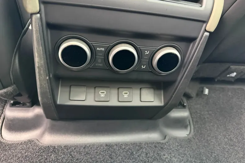 Land Rover Defender din 2024 cu 3.500 km - oferta LAN138977 - foto 12