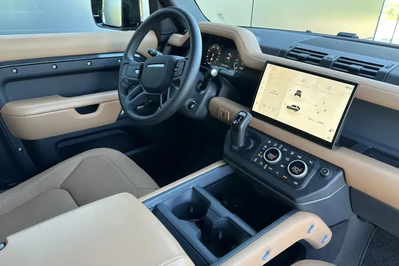 Land Rover Defender din 2024 cu 6.690 km - oferta LAN139073 - foto 3