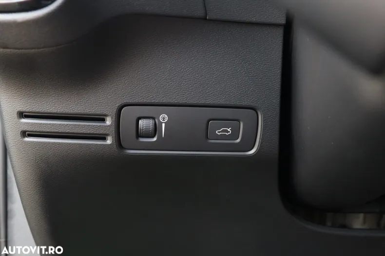 Volvo XC40 din 2019 cu 82.631 km - oferta VOL139105 - foto 30