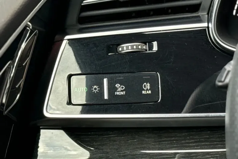 Audi Q8 din 2021 cu 75.311 km - oferta AUD139108 - foto 30