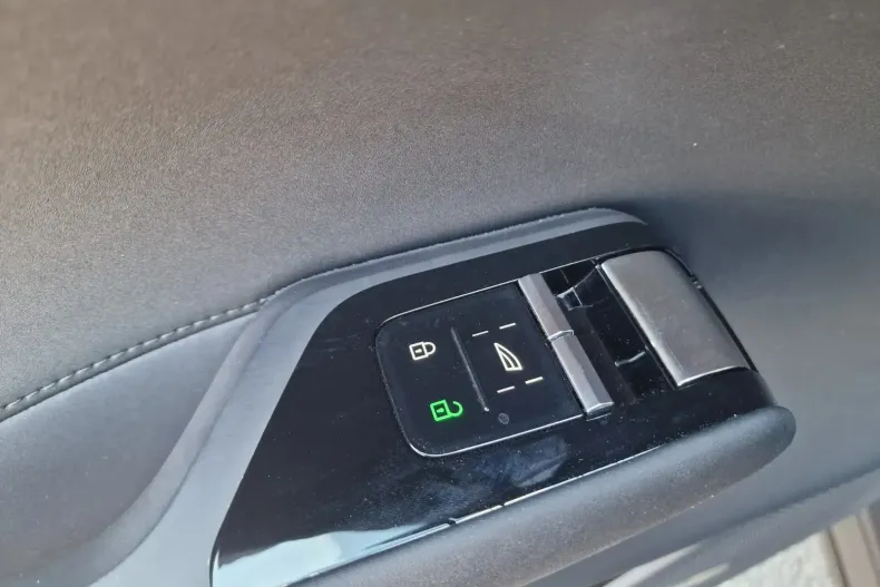 Volvo EX90 din 2025 cu 2.481 km - oferta VOL140241 - foto 8