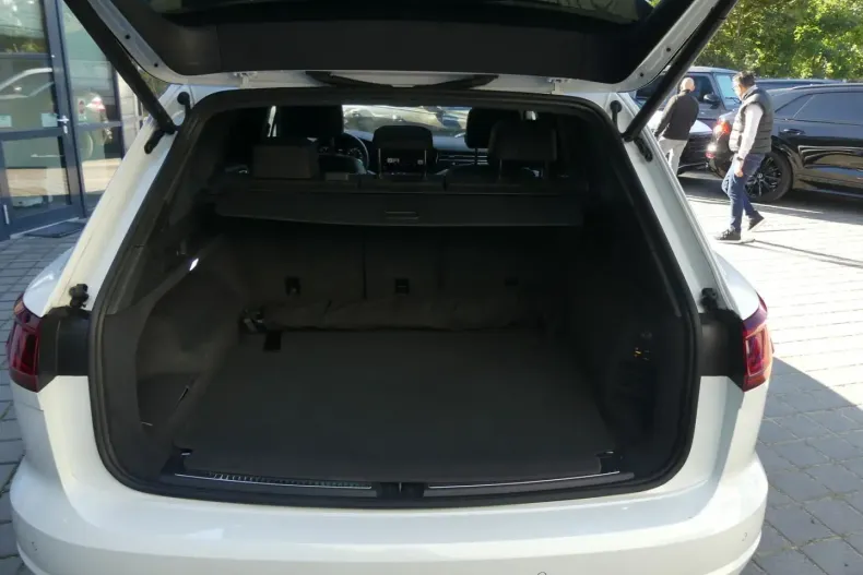 Volkswagen Touareg din 2023 cu 49.899 km - oferta VOL140375 - foto 25