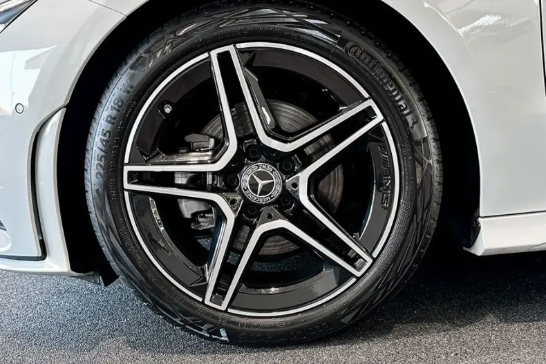 Mercedes-Benz CLA 200 din 2023 cu 4.100 km - oferta MER140520 - foto 6