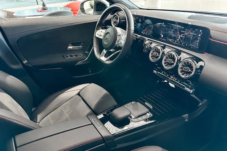 Mercedes-Benz CLA 200 din 2023 cu 4.100 km - oferta MER140520 - foto 8