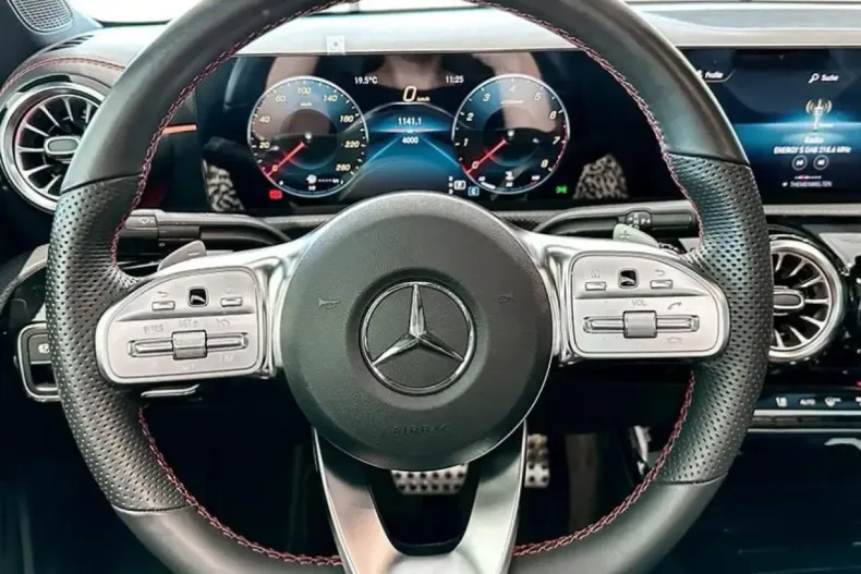 Mercedes-Benz CLA 200 din 2023 cu 4.100 km - oferta MER140520 - foto 9