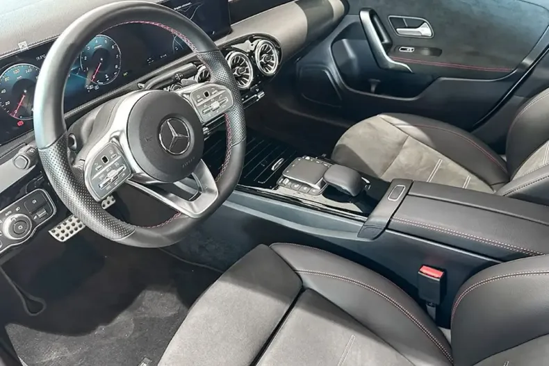 Mercedes-Benz CLA 200 din 2023 cu 4.100 km - oferta MER140520 - foto 10