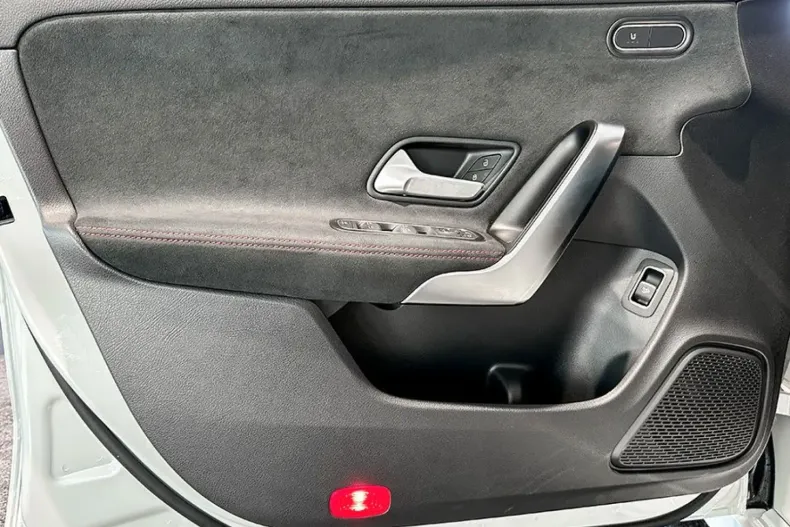 Mercedes-Benz CLA 200 din 2023 cu 4.100 km - oferta MER140520 - foto 11