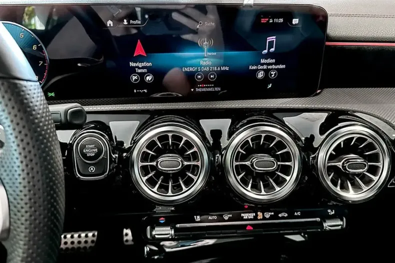 Mercedes-Benz CLA 200 din 2023 cu 4.100 km - oferta MER140520 - foto 12