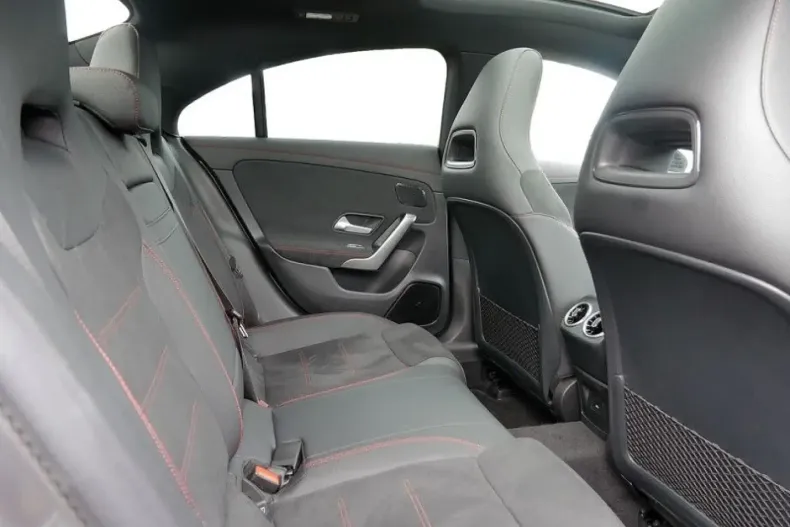 Mercedes-Benz CLA 180 din 2024 cu 4.581 km - oferta MER140527 - foto 6