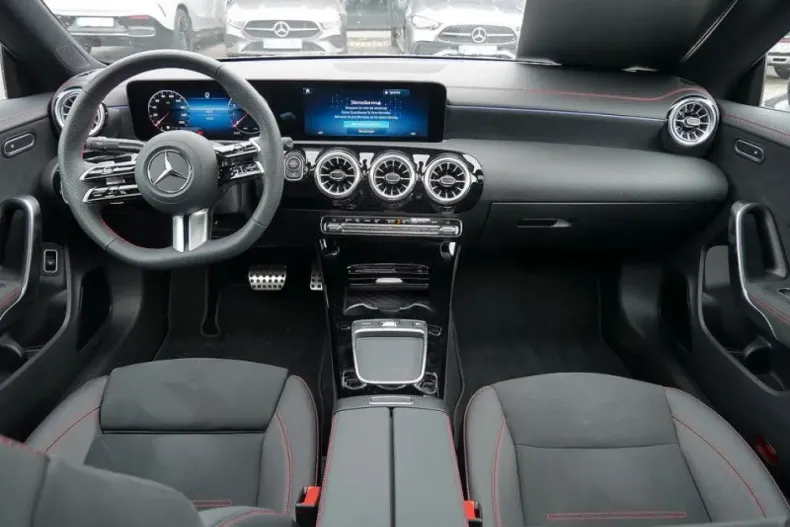 Mercedes-Benz CLA 180 din 2024 cu 4.581 km - oferta MER140527 - foto 7