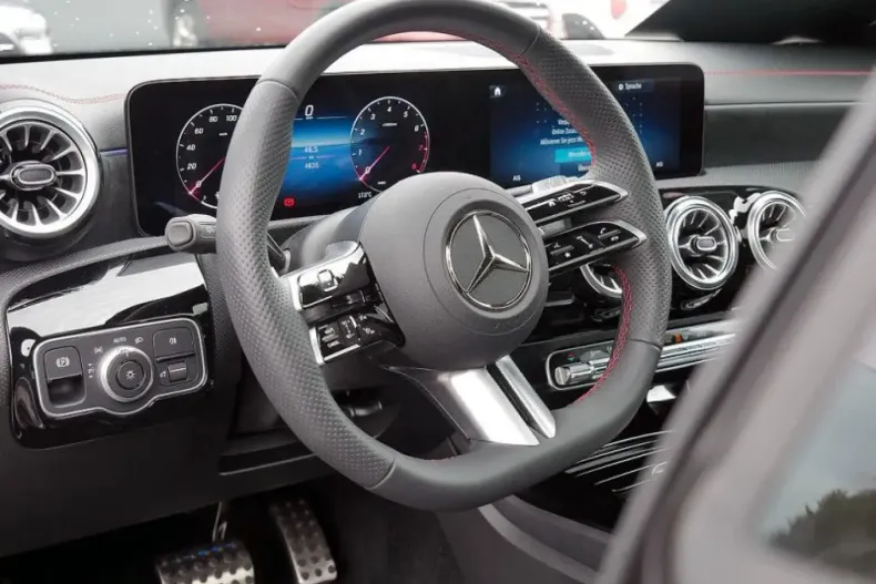 Mercedes-Benz CLA 180 din 2024 cu 4.581 km - oferta MER140527 - foto 13