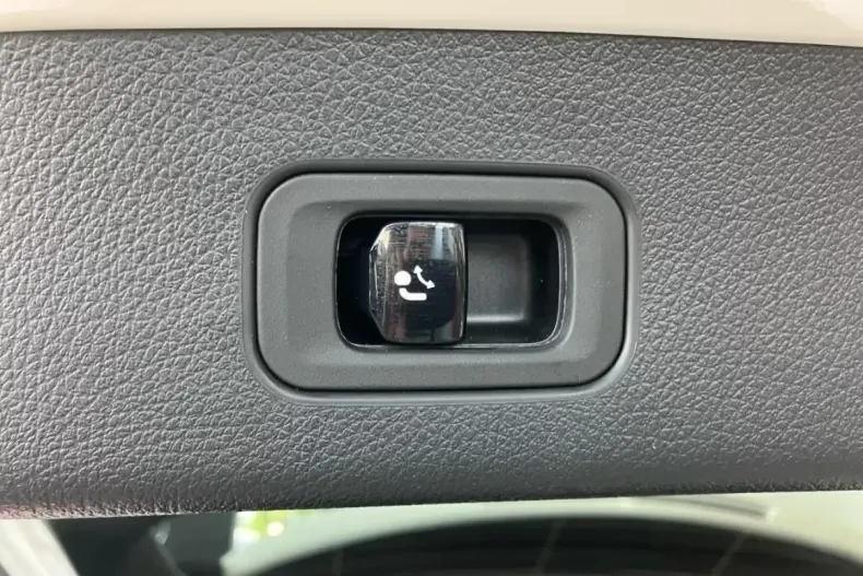 Mercedes-Benz GLC 200 din 2024 cu 10.413 km - oferta MER140529 - foto 3