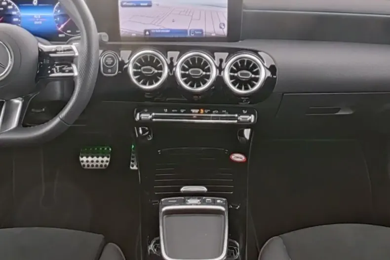 Mercedes-Benz CLA 180 din 2024 cu 25.480 km - oferta MER140555 - foto 3