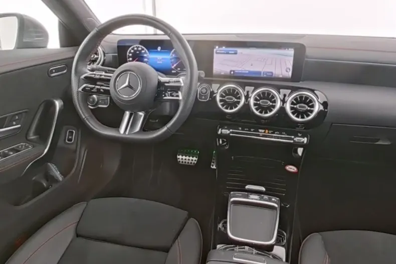 Mercedes-Benz CLA 180 din 2024 cu 25.480 km - oferta MER140555 - foto 4