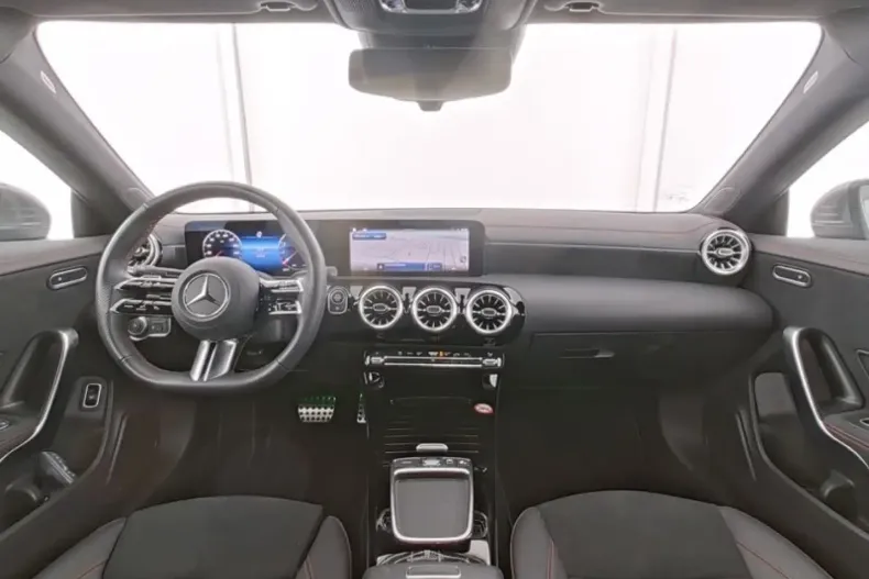 Mercedes-Benz CLA 180 din 2024 cu 25.480 km - oferta MER140555 - foto 5