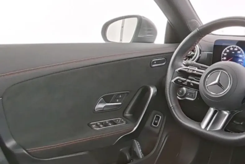 Mercedes-Benz CLA 180 din 2024 cu 25.480 km - oferta MER140555 - foto 6