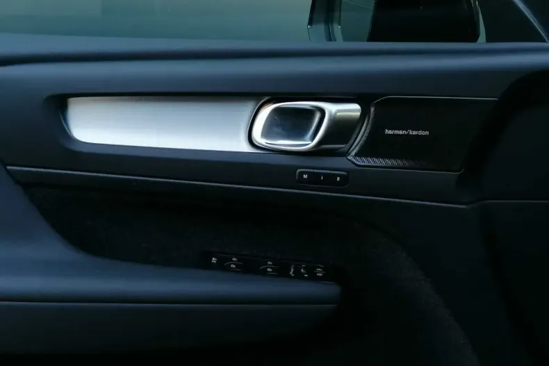 Volvo XC40 din 2024 cu 6.977 km - oferta VOL140599 - foto 9