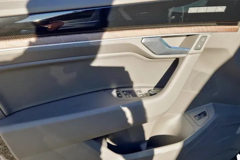 Volkswagen Touareg din 2025 cu 5.000 km - oferta VOL141443 - foto 17