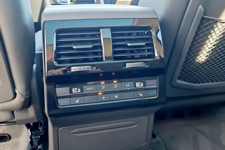 Volkswagen Touareg din 2025 cu 5.000 km - oferta VOL141443 - foto 25