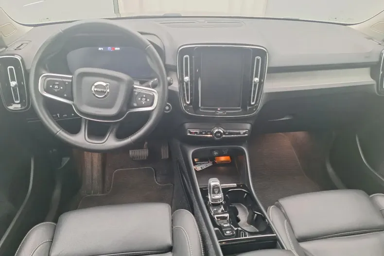 Volvo XC40 din 2021 cu 82.747 km - oferta VOL141582 - foto 2
