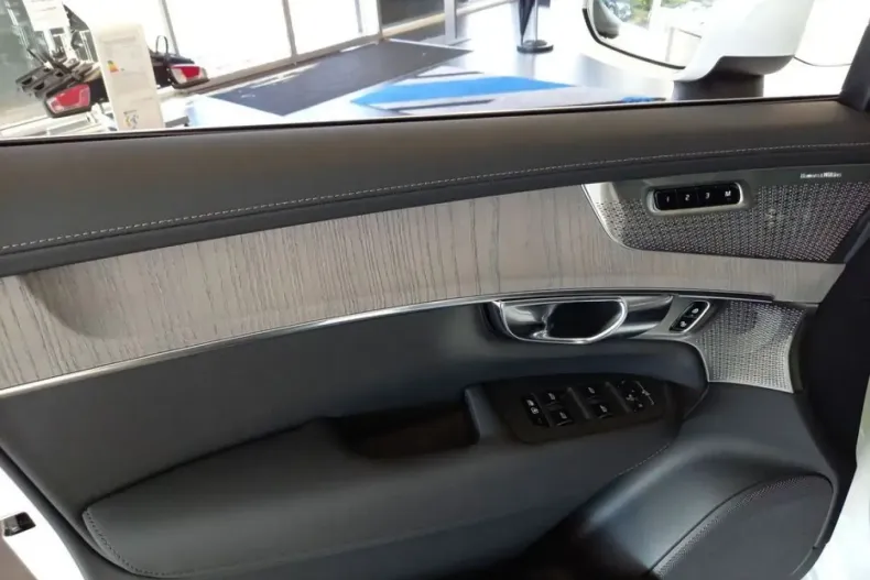 Volvo XC90 din 2025 cu 4.148 km - oferta VOL141799 - foto 12