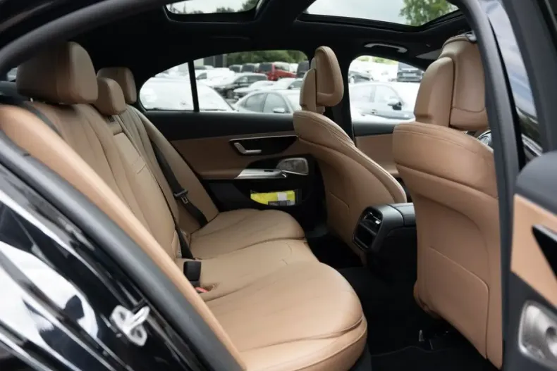 Mercedes-Benz E 200 din 2025 cu 14.632 km - oferta MER141987 - foto 4