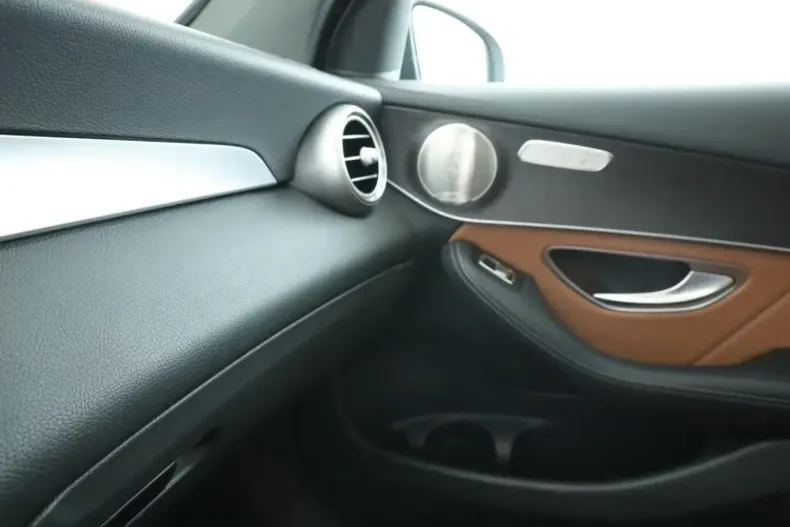 Mercedes-Benz GLC 220 din 2021 cu 59.365 km - oferta MER142010 - foto 17