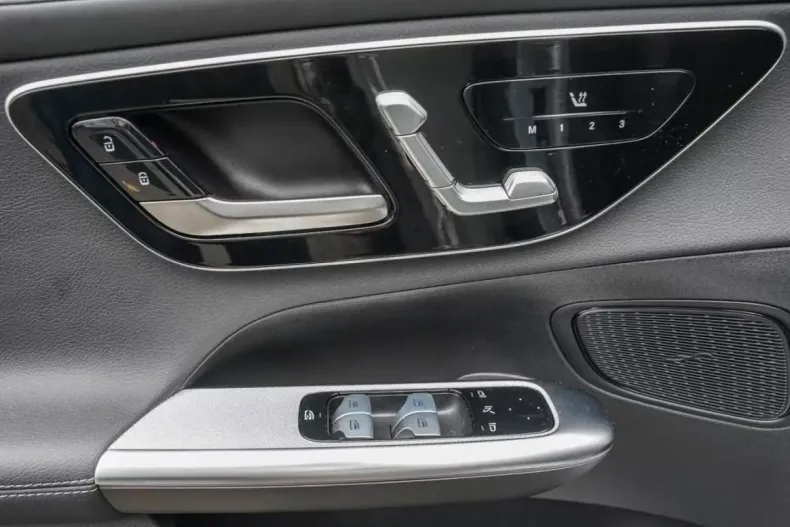 Mercedes-Benz GLC 200 din 2025 cu 9.300 km - oferta MER142134 - foto 8