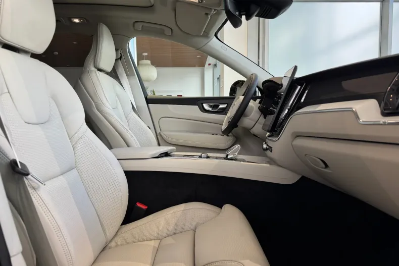 Volvo XC60 din 2025 cu 10 km - oferta VOL142288 - foto 10