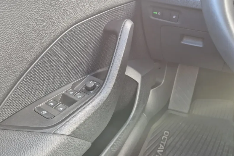 Skoda Octavia din 2024 cu 14.891 km - oferta SKO142468 - foto 13