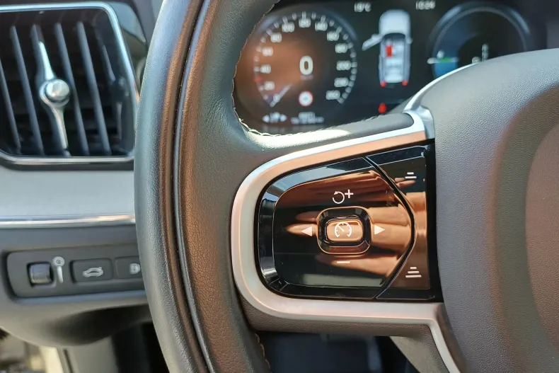 Volvo XC60 din 2020 cu 65.671 km - oferta VOL142495 - foto 32